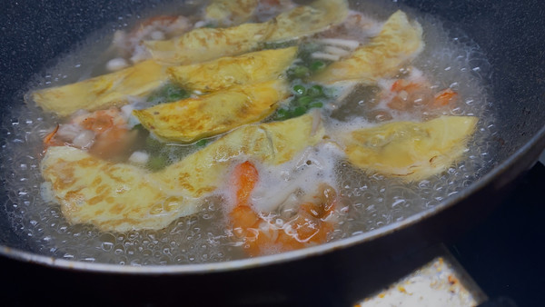 一把舀汤勺子做的纯手工蛋饺大虾汤