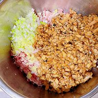 #带着美食出去浪#松茸菇➕杏鲍菇猪肉包的做法图解4