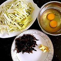 蒜黄木耳炒鸡蛋的做法图解2