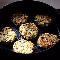 #做道懒人菜，轻松享假期#槐花胡萝卜鸡蛋饼的做法图解15