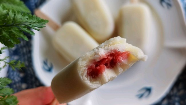 #丘比小能手料理课堂#低糖草莓酸奶棒冰的做法