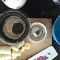 芝麻香蕉奶昔的做法图解1