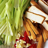 豆干炒牛肉的做法图解2