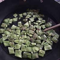 芸豆炒鱿鱼的做法图解4