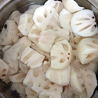 电饭锅莲藕猪骨汤的做法图解1