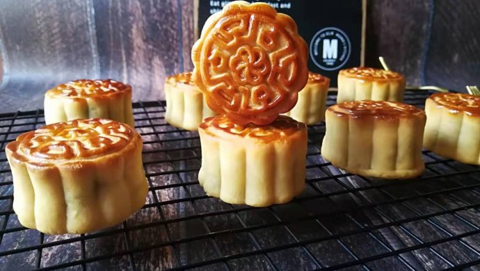 广式蛋黄豆沙月饼