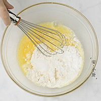 【快手早餐】鸡蛋葱花卷饼的做法图解2