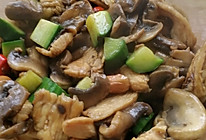 鸡胸肉的n种吃法：口蘑黄瓜丁炒鸡胸肉的做法