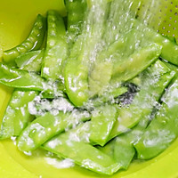 荷兰豆炒菌菇的做法图解3