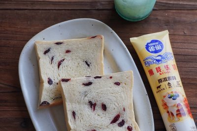 奶香浓郁，柔软细腻的炼乳蔓越莓吐司