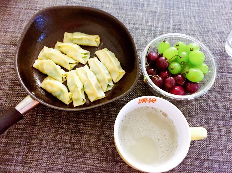韭菜虾仁锅贴的做法