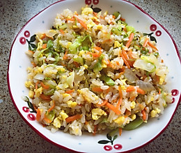 胡萝卜卷心菜洋葱鸡蛋炒饭的做法
