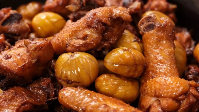 板栗烧鸡：板栗处理得好，烧鸡肉更好吃！