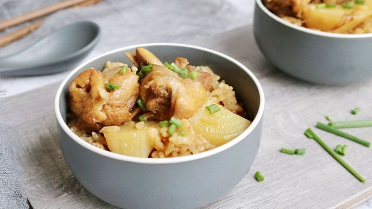 土豆鸡腿焖饭的做法