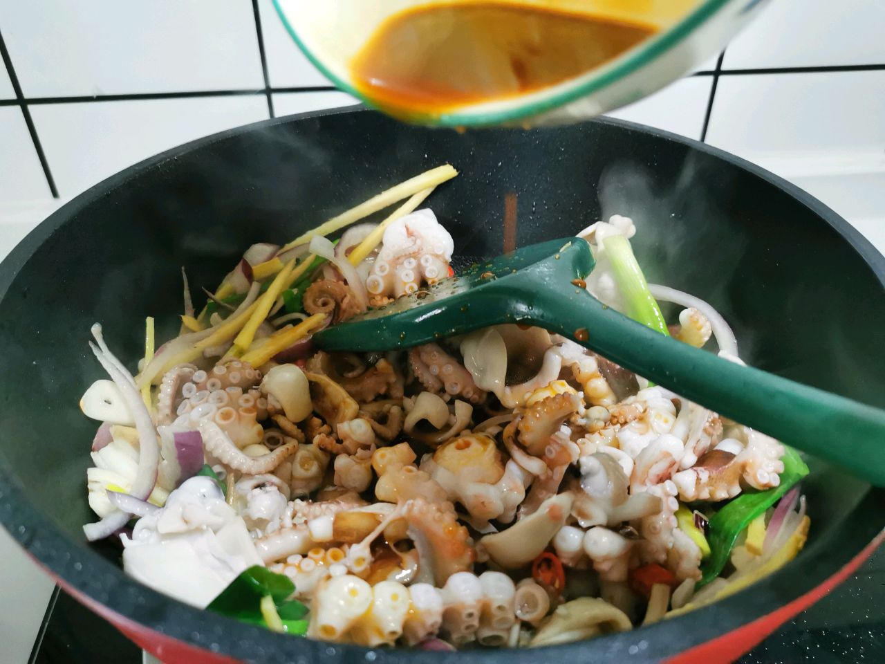 沙姜爆炒八爪鱼的做法，脆嫩爽口，香气扑鼻，比在饭店吃的还香 - 哔哩哔哩