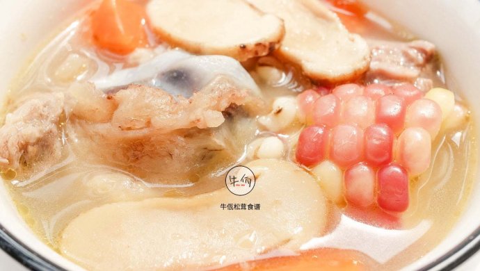 松茸筒骨汤｜牛佤松茸食谱