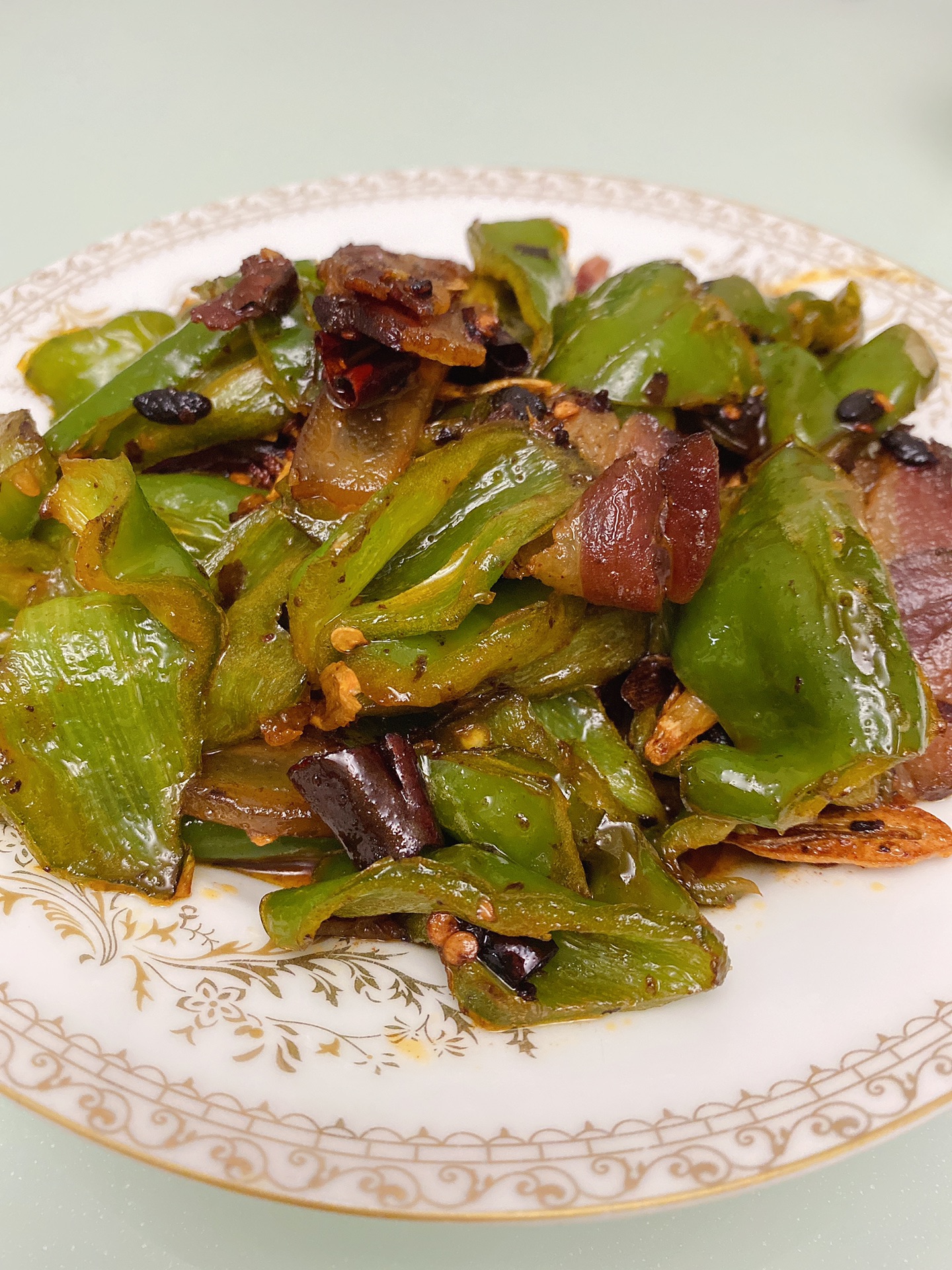 Fried bacon and rice with green pepper