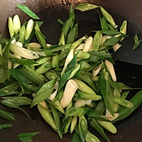 蒜苗炒千张的做法图解1