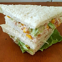儿子的早餐（鸡蛋火腿三明治+金枪鱼三明治+牛奶+水果）的做法图解2