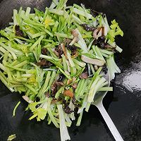 芹菜炒肉丝的做法图解5