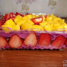 #带着美食出去浪#草莓芒果紫薯酸奶盒子蛋糕