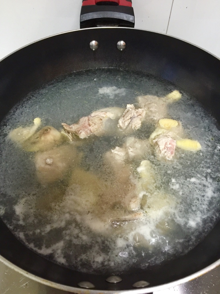 山药玉米排骨鸡汤的做法图解1