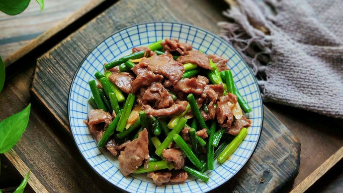 蒜苗炒牛肉  炒出嫩滑牛肉的窍门