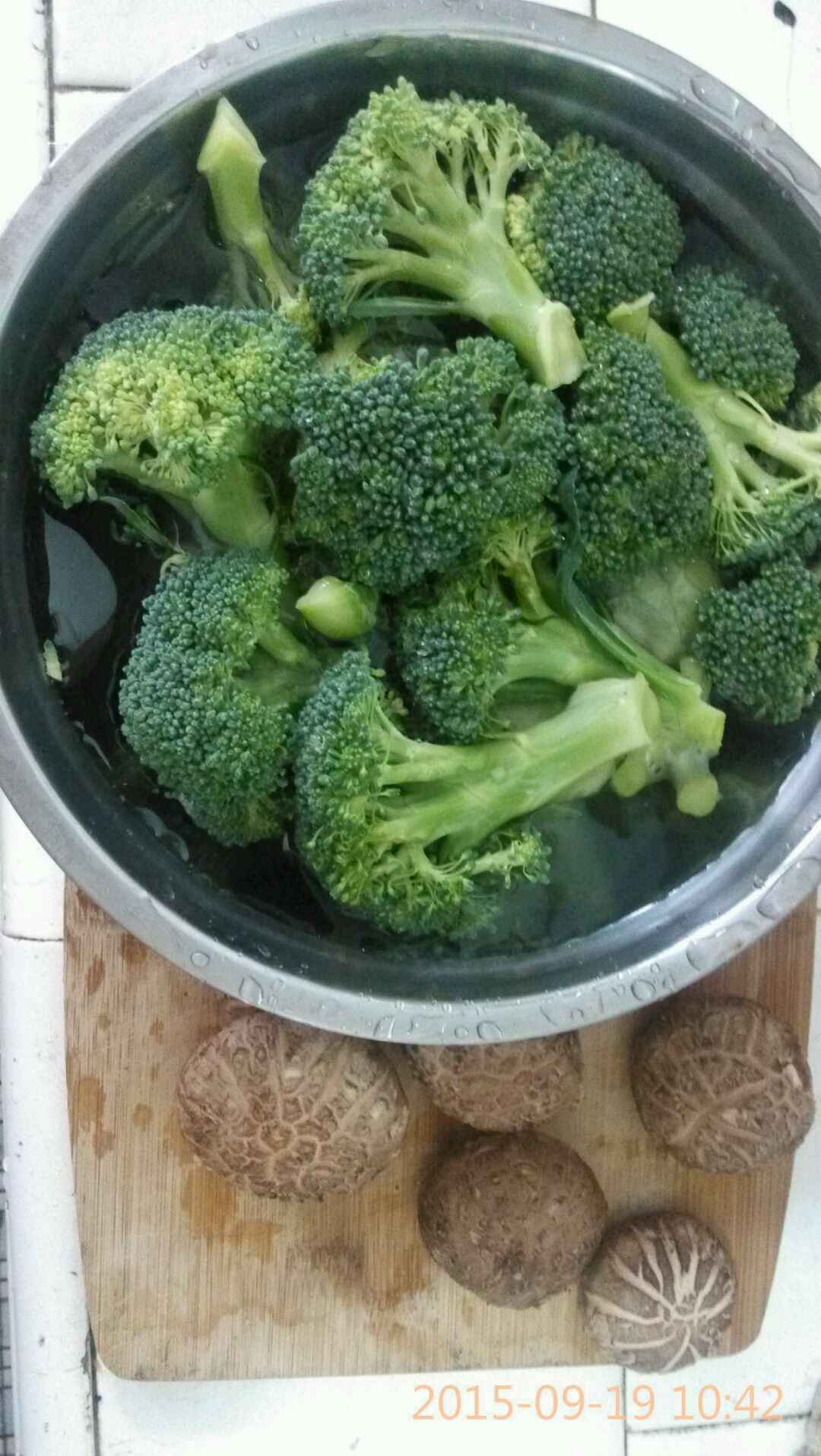 蒜蓉西兰花炒香菇的做法图解2