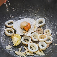 西班牙大虾海鲜炒饭的做法图解2