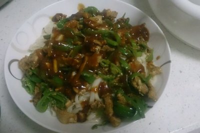 青椒肉丝盖浇面