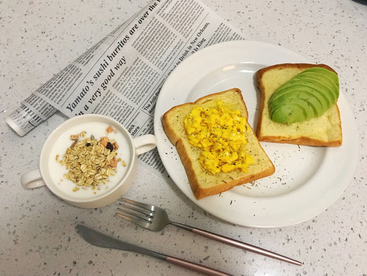 【早餐】牛油果鸡蛋吐司的做法