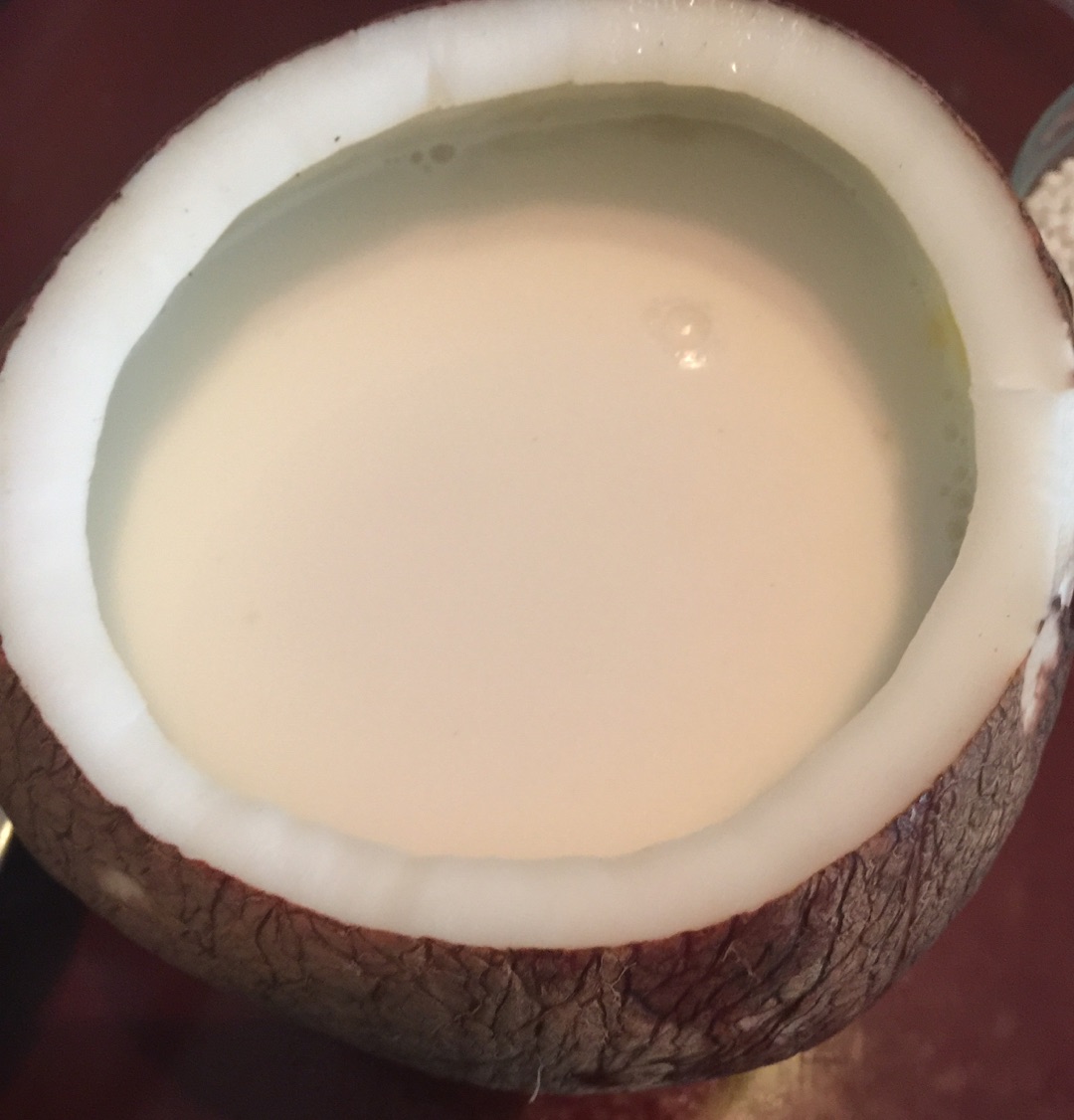 把美味的椰子奶倒入白色大理石桌的玻璃中 库存照片. 图片 包括有 健康, 美食, 牛奶, 打赌的人, 不含乳制品 - 273239218