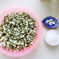 蒸洋槐花的做法图解1