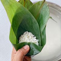 不漏一粒米的红豆沙牛角粽的做法图解8