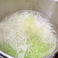 #年夜饭菜谱#爽脆藕丝拌笋丝的做法图解4