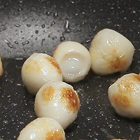 这菜极好吃：浓汁香气十足的红烧凤爪虎皮蛋的做法图解4