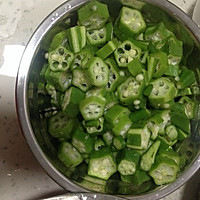 秋葵炒肉的做法图解1