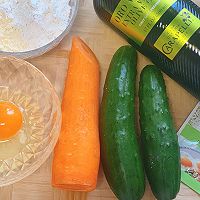 快手黄瓜胡萝卜丝鸡蛋饼的做法图解1