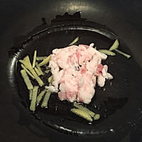 豆瓣酱炒白菜肉丝的做法图解3