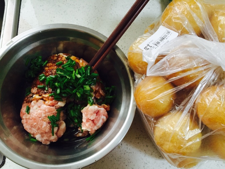 面筋塞肉 超好吃的肉丸的做法图解1