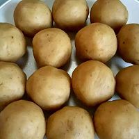 莲蓉蛋黄月饼的做法图解2