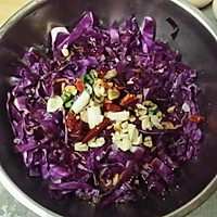 油泼炝拌紫甘蓝（简单又好吃的做法~）的做法图解3