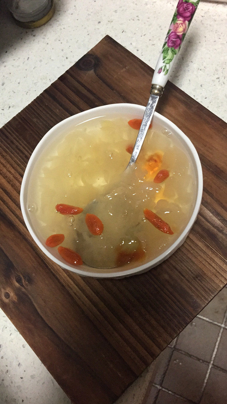 银耳桃胶皂角米的做法