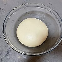 #奶香四溢 暖锅佳味#满屋飘香的香肠芝士披萨的做法图解1
