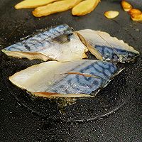 香煎菌菇青花鱼的做法图解9