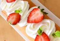 少女心甜品——草莓奶油蛋糕卷的做法