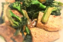 煎豆腐炒西兰花的做法