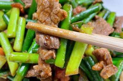 蒜苔炒肉，就是这一口！