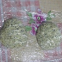 #做道懒人菜，轻松享假期#一款无需揉面零失败的黑芝麻面包的做法图解3