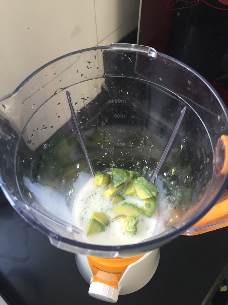 牛油果香蕉奶昔的做法图解4